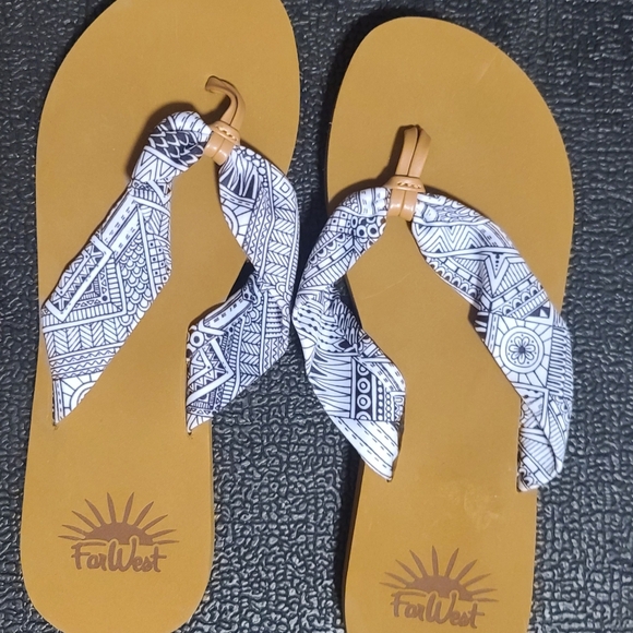 3/$20  2 pairs of sandles - Picture 3 of 5